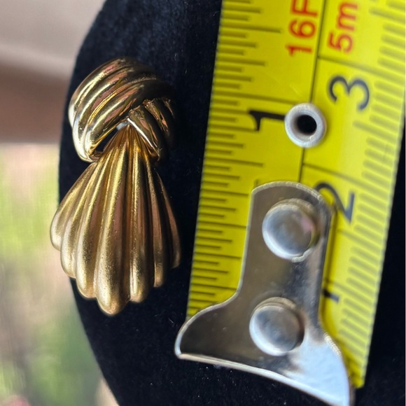 Monet Gold Door Knocker Domed Shell Earrings Pierced 1” Signed - Picture 7 of 8